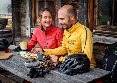 Radpause am Erlerberg – Kaiserschmarrn für Radfahrer*innen auf der Hütte © TVB Kufsteinerland / Max Draeger