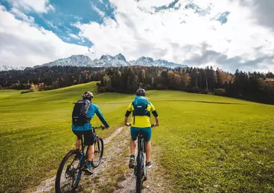 Radgenuss auf der Kaiserradrunde bei Ebbs – im Blick: das Kaisergebirge © TVB Kufsteinerland / Mathäus Gartner