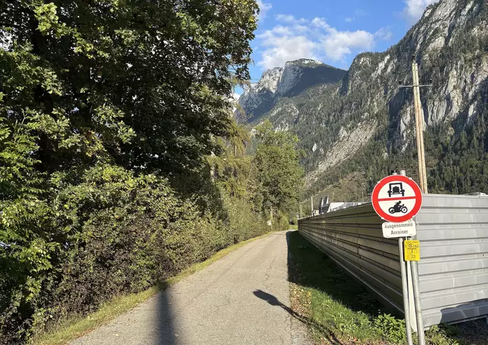 Radwegverlauf Richtung Ebbs, im Hintergrund das Kaisergebirge mit dem Zahmen Kaiser © ae 2025