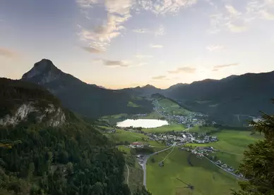 Sommerliche Landschaft im Kufsteinerland mit See und Bergen