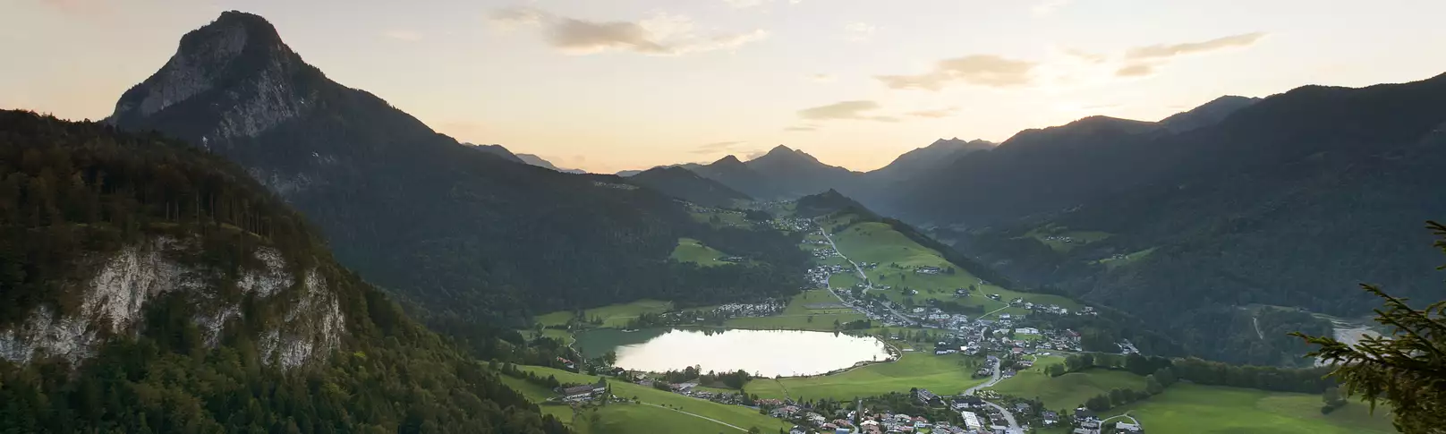 Sommerliche Landschaft im Kufsteinerland mit See und Bergen