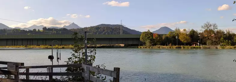 Blick über den Inn zur bayerischen Uferseite bei der grenzüberschreitenden Innfähre zwischen Ebbs (Tirol) und Kiefersfelden (Bayern) © ae 2025