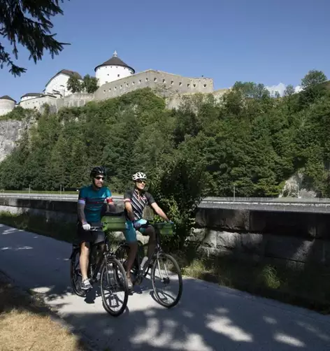 Inntalradweg bei Kufstein, im Hintergrund die Festung Kufstein © Tirol Werbung / Soulas Oliver